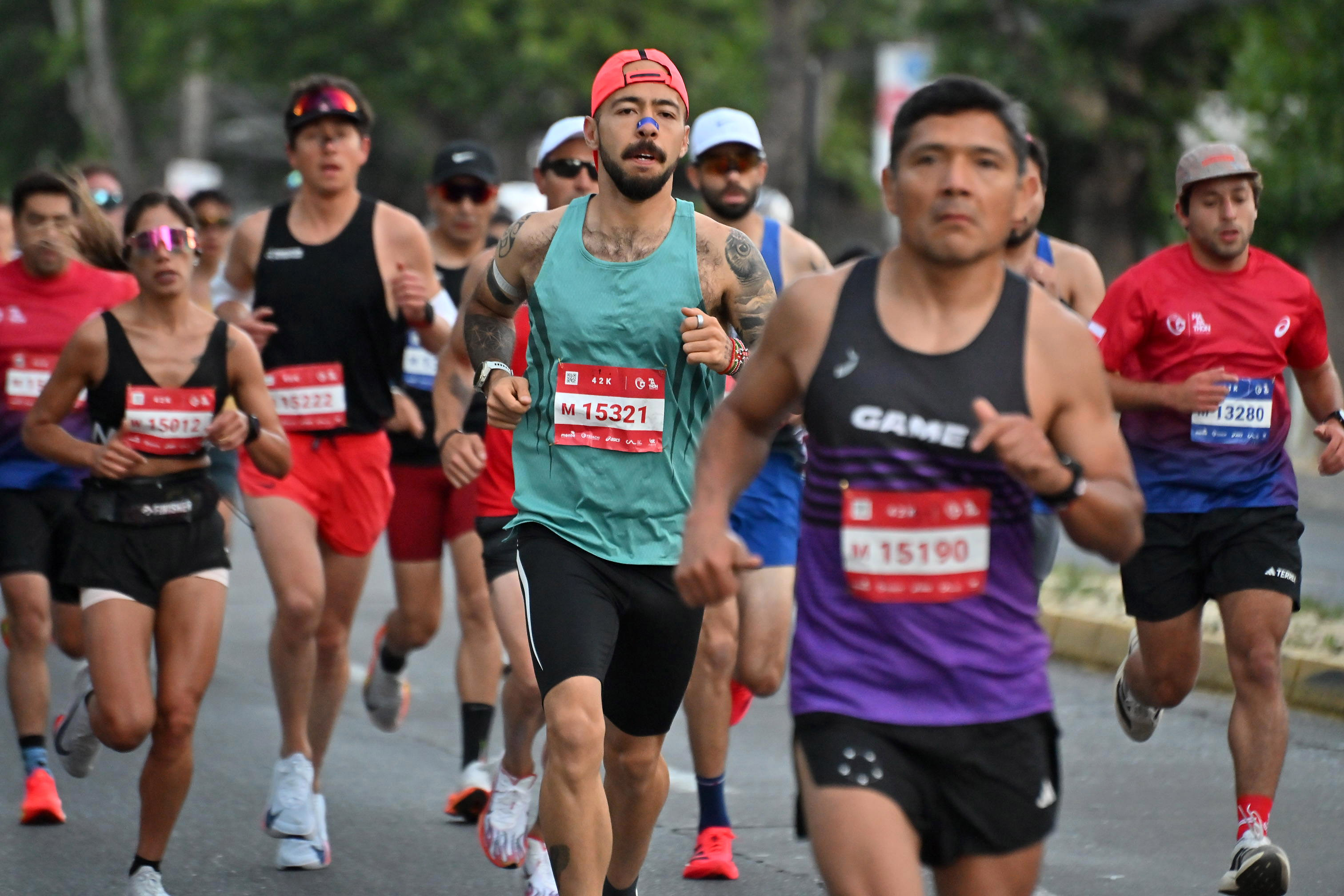 Pelotón de corredores en la 42K