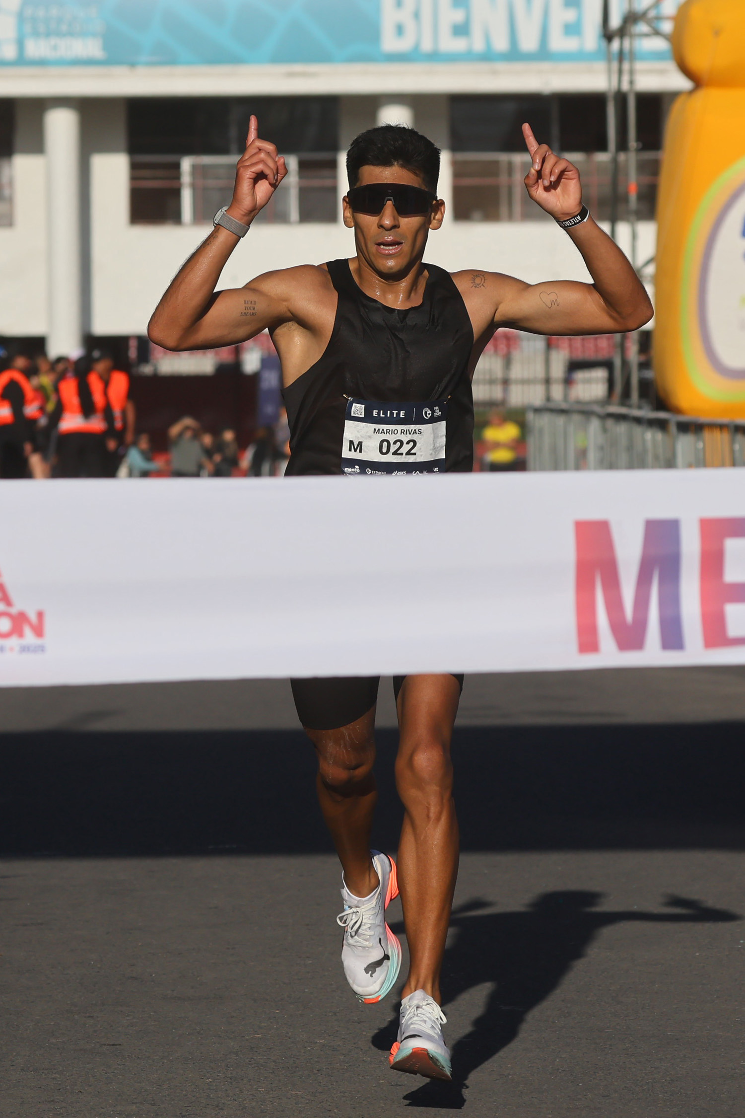 Ganador elite celebra en la meta